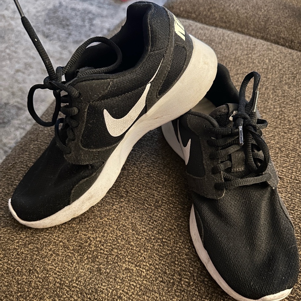 Nike Dual-Tone Black and White Running Shoes